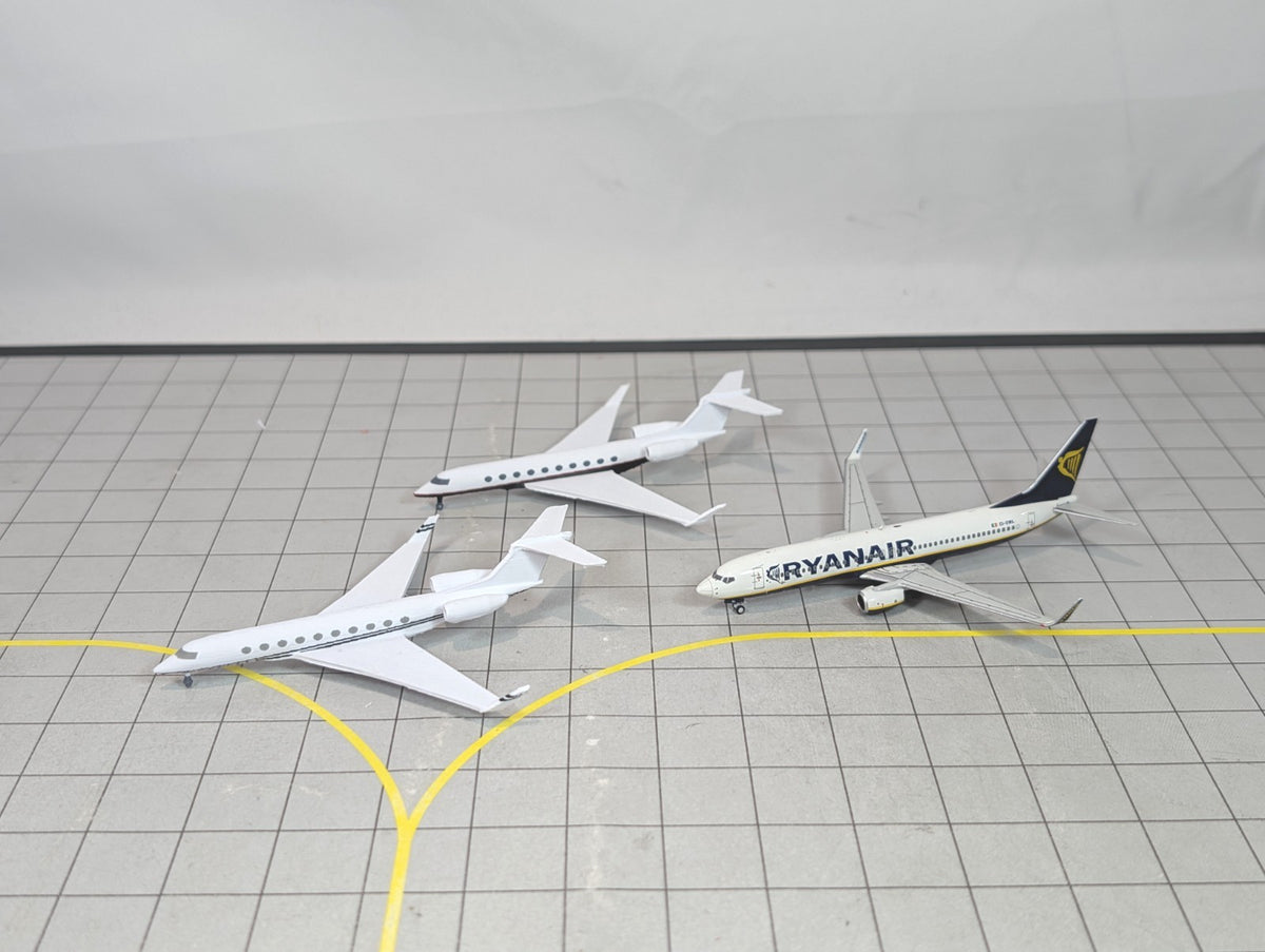 2x Gulfstream G700 Business Private Jet 1:400 Scale Models Airport Diorama