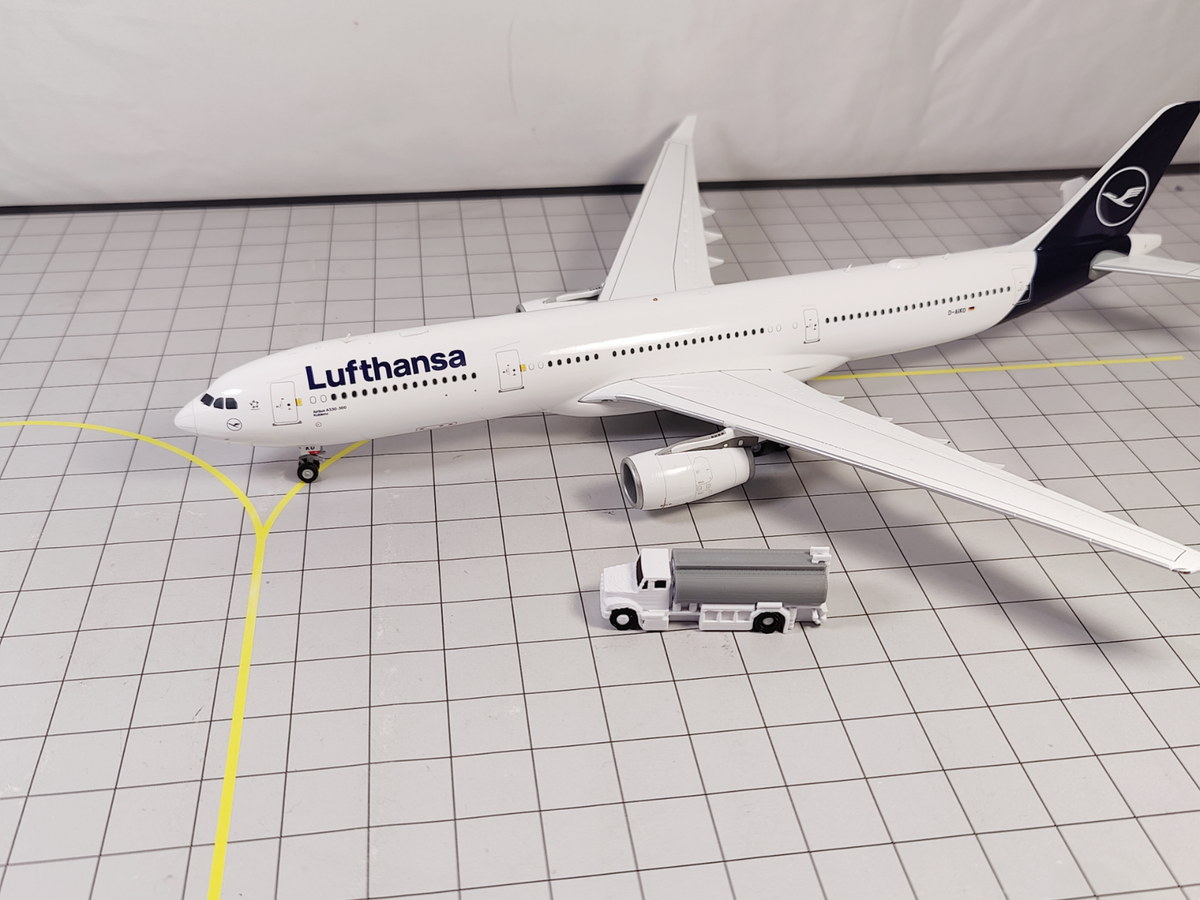 4x Refuelling Fuel Trucks US Style Airport GSE Service Vehicles 1:200 Scale