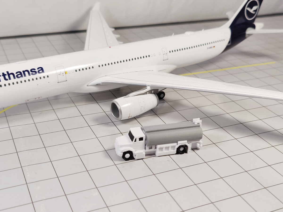 4x Refuelling Fuel Trucks US Style Airport GSE Service Vehicles 1:200 Scale