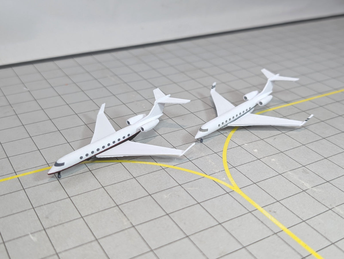2x Gulfstream G700 Business Private Jet 1:400 Scale Models Airport Diorama