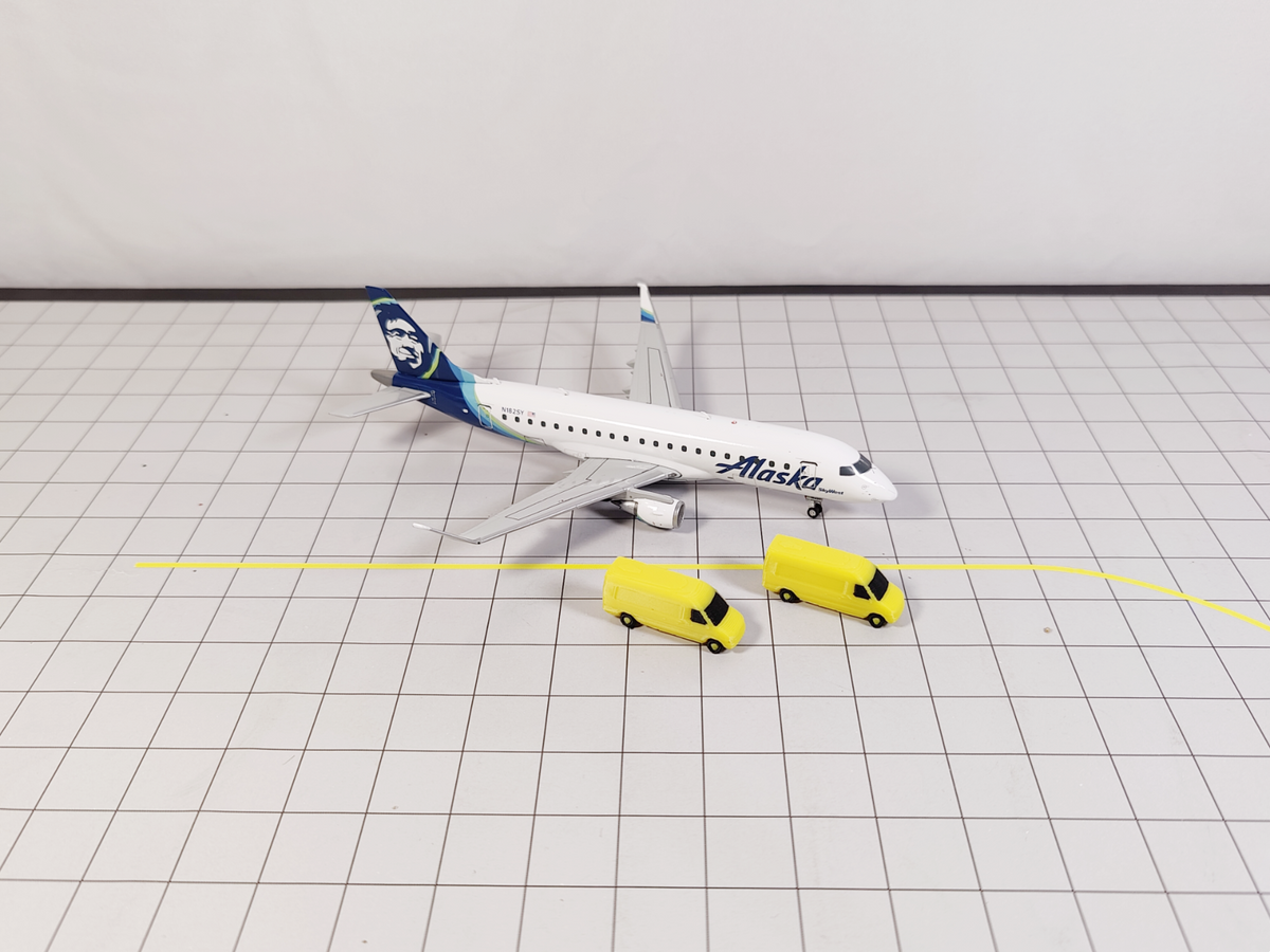 5x Courier Sprinter Vans Cargo Airport GSE Aircraft Vehicles 1:200 Scale