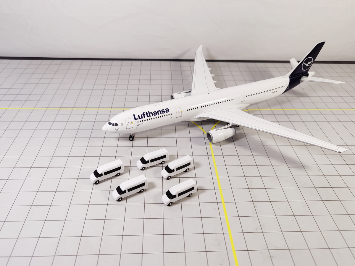5x White Airport Crew Minibuses/Vans GSE Vehicles Models 1:200 Scale Diorama