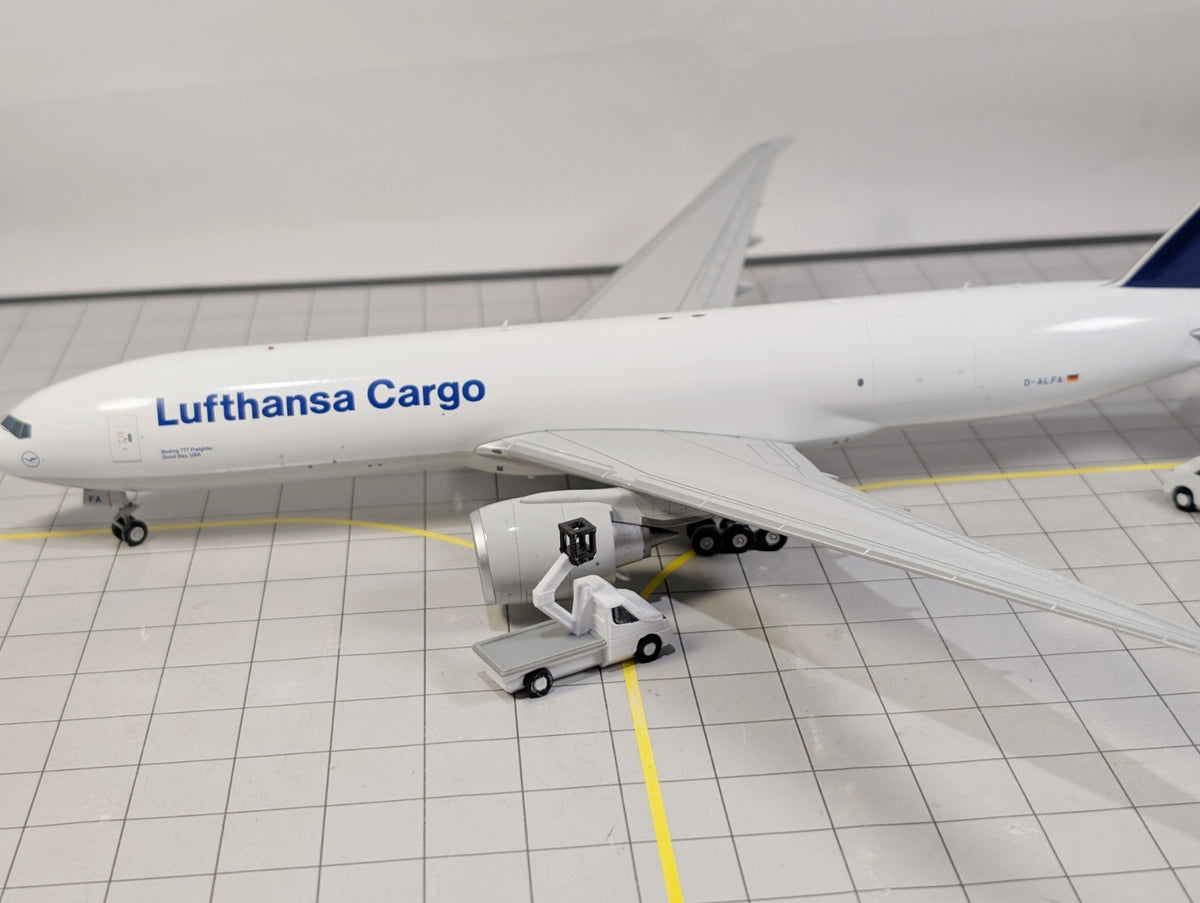 Cherry Picker GSE Lift Vans (x4) Airport Vehicles 1:200 Scale Diorama Scenery