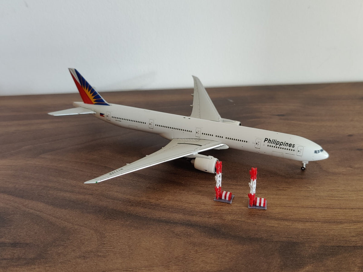 2x Red & White Small ILS Antenna Towers Aircraft Building Models 1:400 Scale