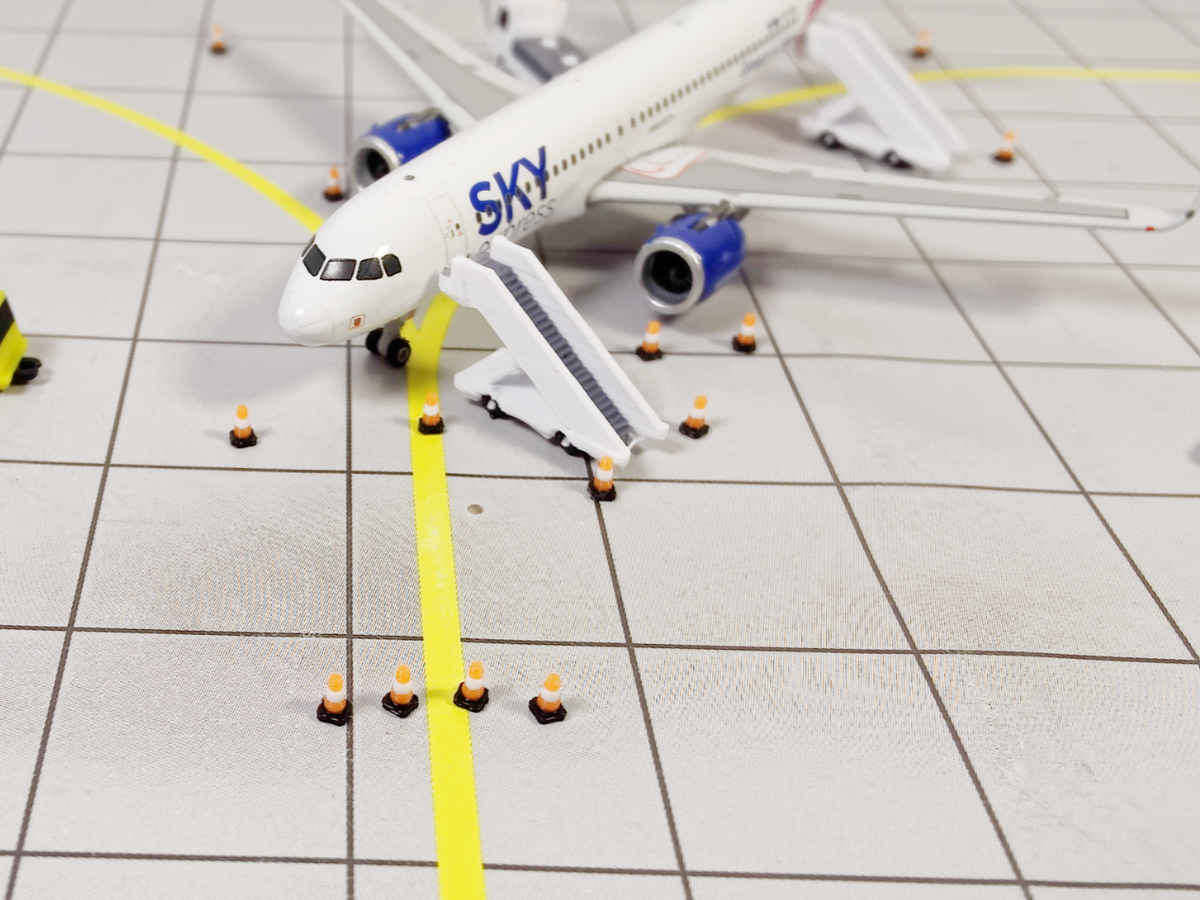 100x Orange/White Traffic Cones Airport Stand GSE Models 1:500 Scale Diorama
