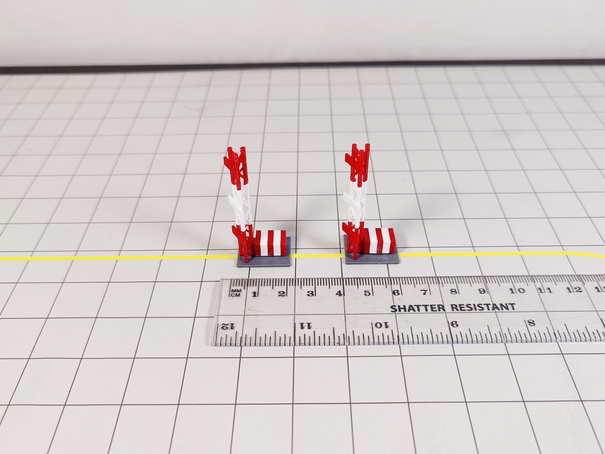 2x Red & White ILS Antenna Towers Aircraft Building Scenery Models 1:200 Scale