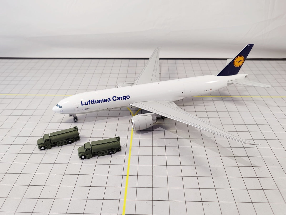 4x Refuelling Fuel Trucks US Style Airport GSE Service Vehicles 1:200 Scale