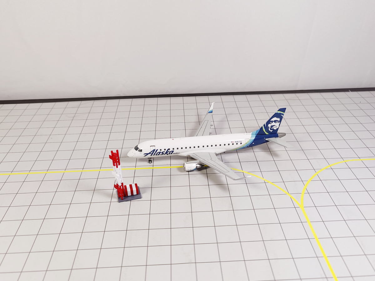 2x Red & White ILS Antenna Towers Aircraft Building Scenery Models 1:200 Scale
