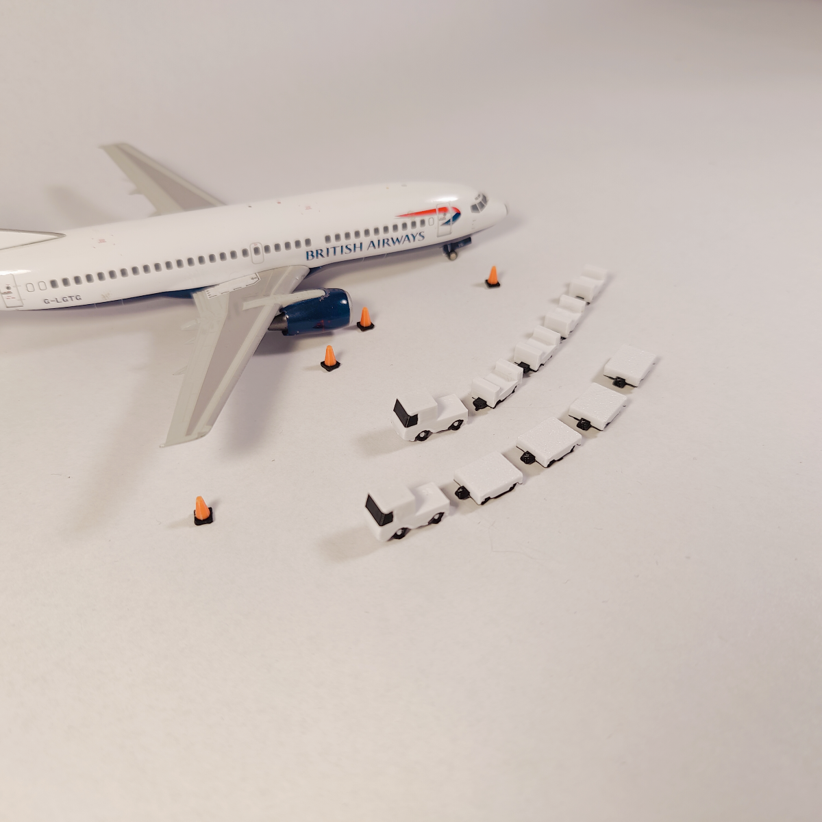 4x White Dolly Tug & ULD/Baggage Trailers Airport GSE Vehicle Models 1:200 Scale (Blank)