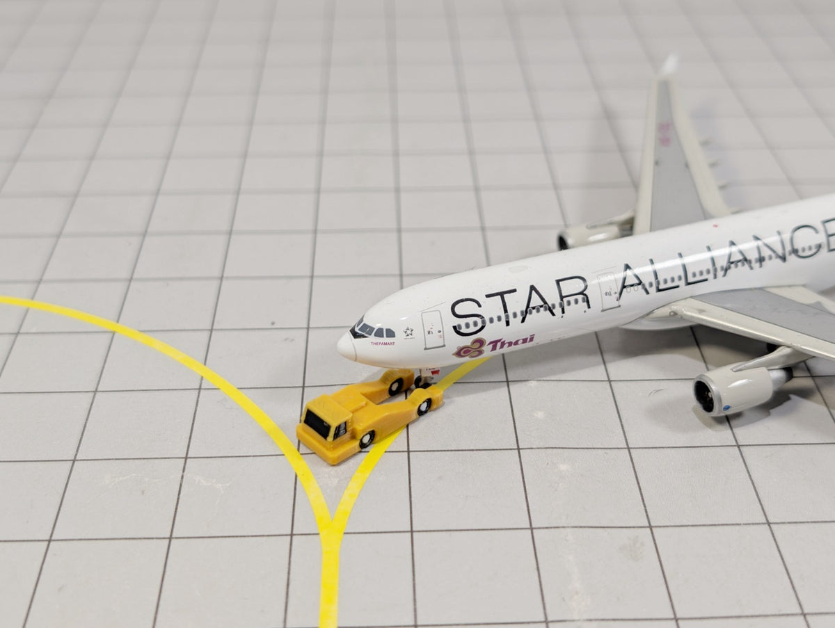 Aircraft Pushback Tugs (10x Yellow) Airport GSE White Vehicle Model 1:400 Scale