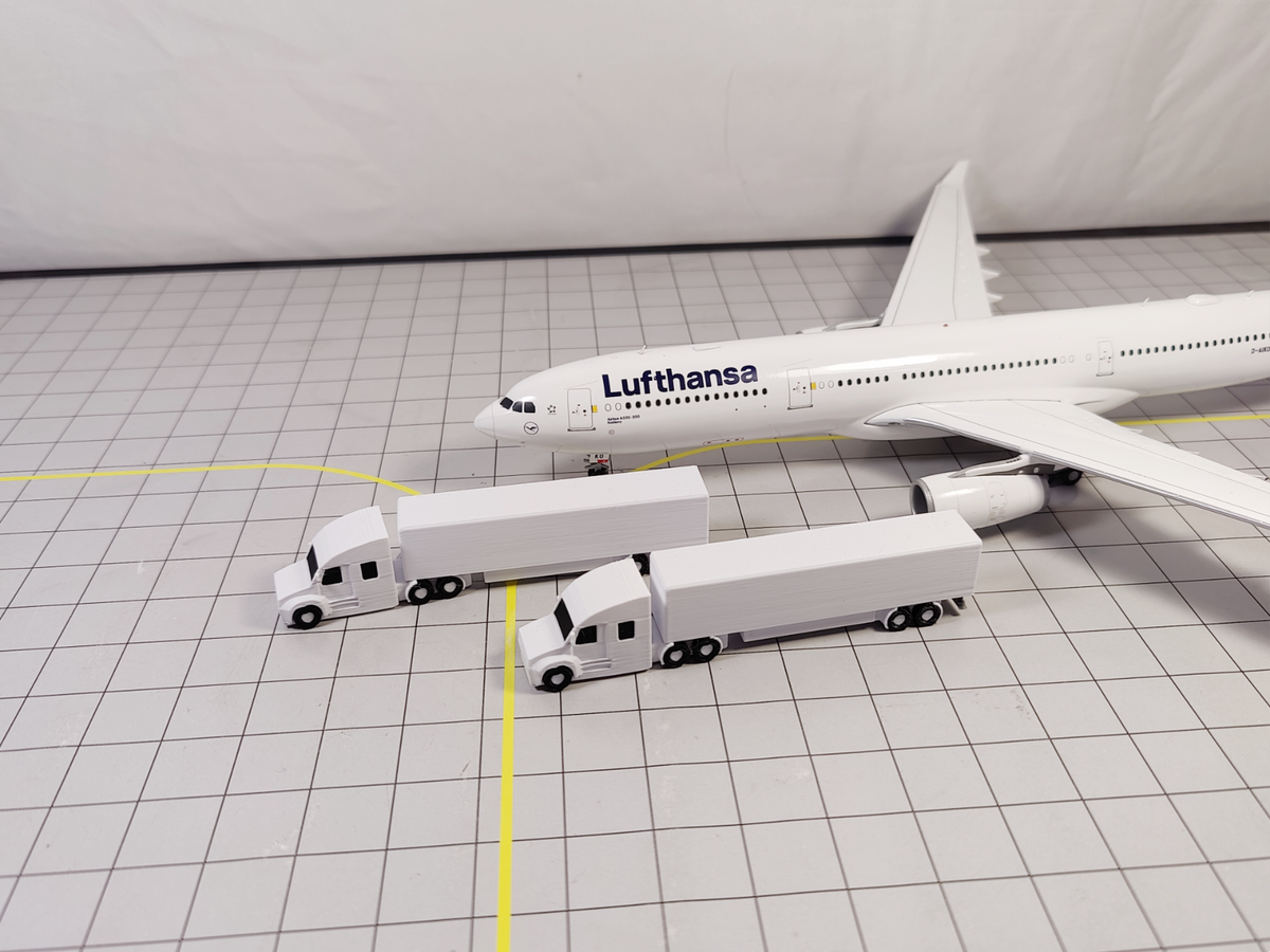 4x Trucks US style (Rotating) Airport GSE Service Vehicles 1:200 Scale Diorama