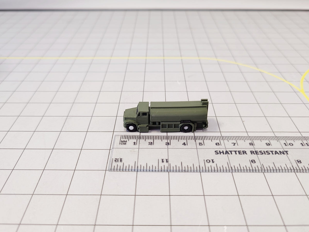 4x Refuelling Fuel Trucks US Style Airport GSE Service Vehicles 1:200 Scale