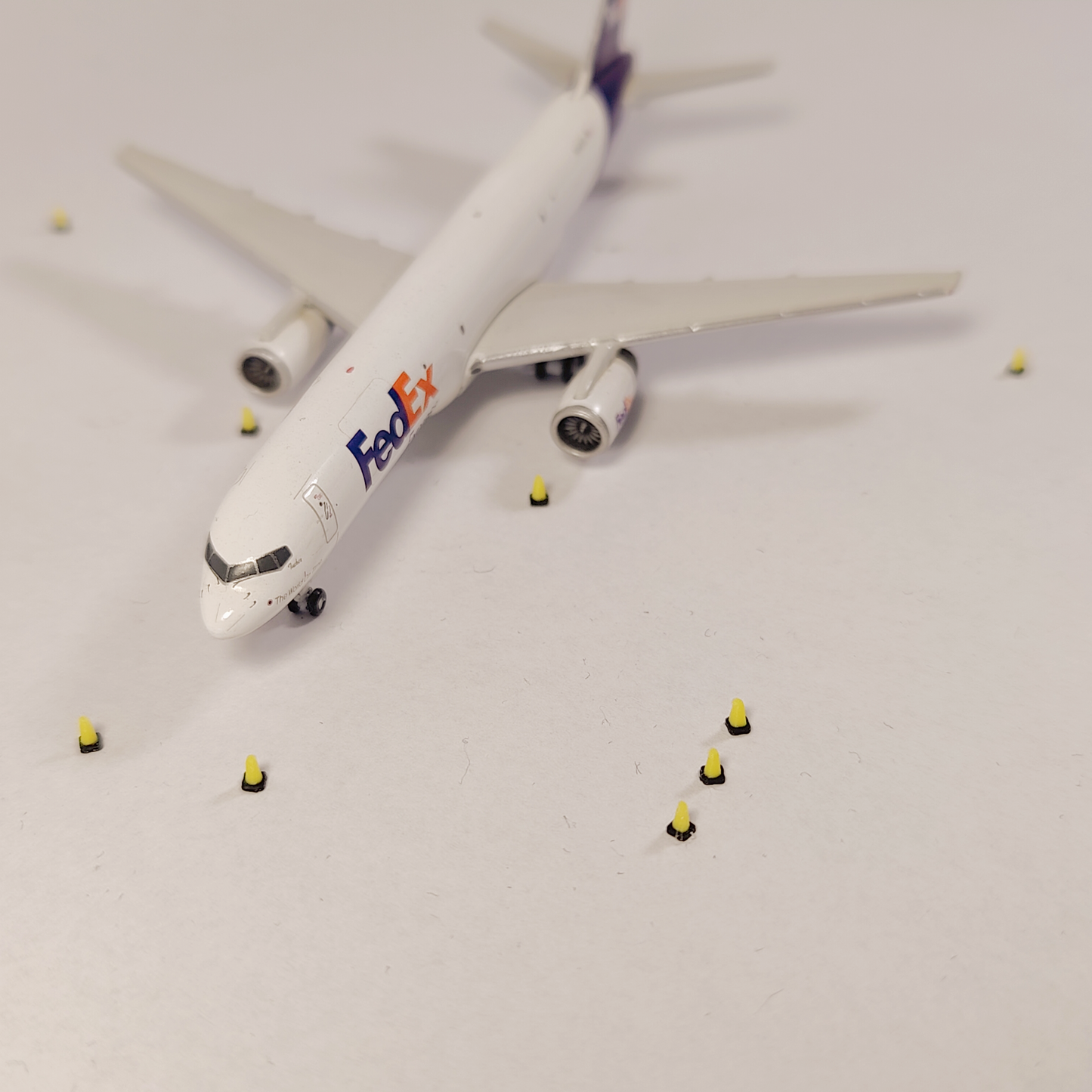 100x Yellow Airport Traffic Cones Scenery GSE Vehicle Model 1:400 Scale Diorama