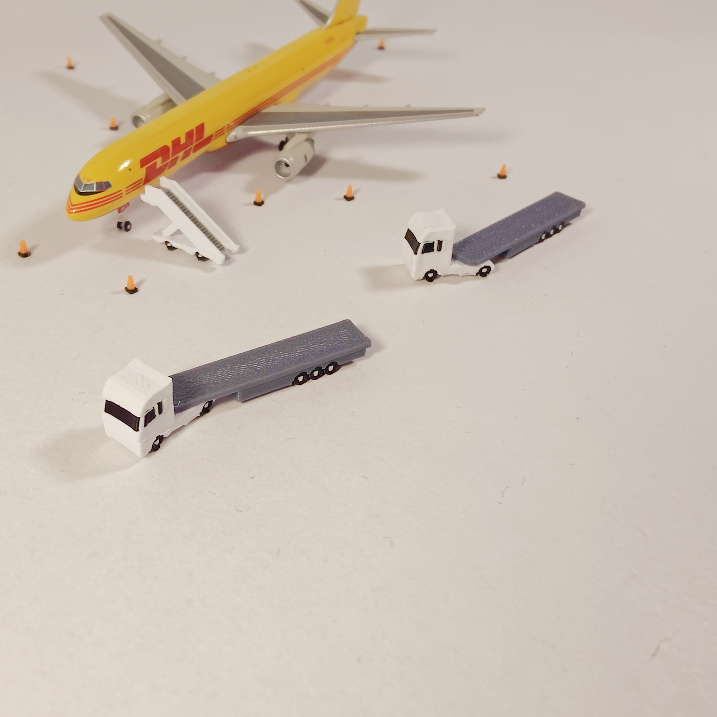 6x Articulated Flat Bed Truck/Lorry Airport GSE Vehicle 1:400 Scale Models