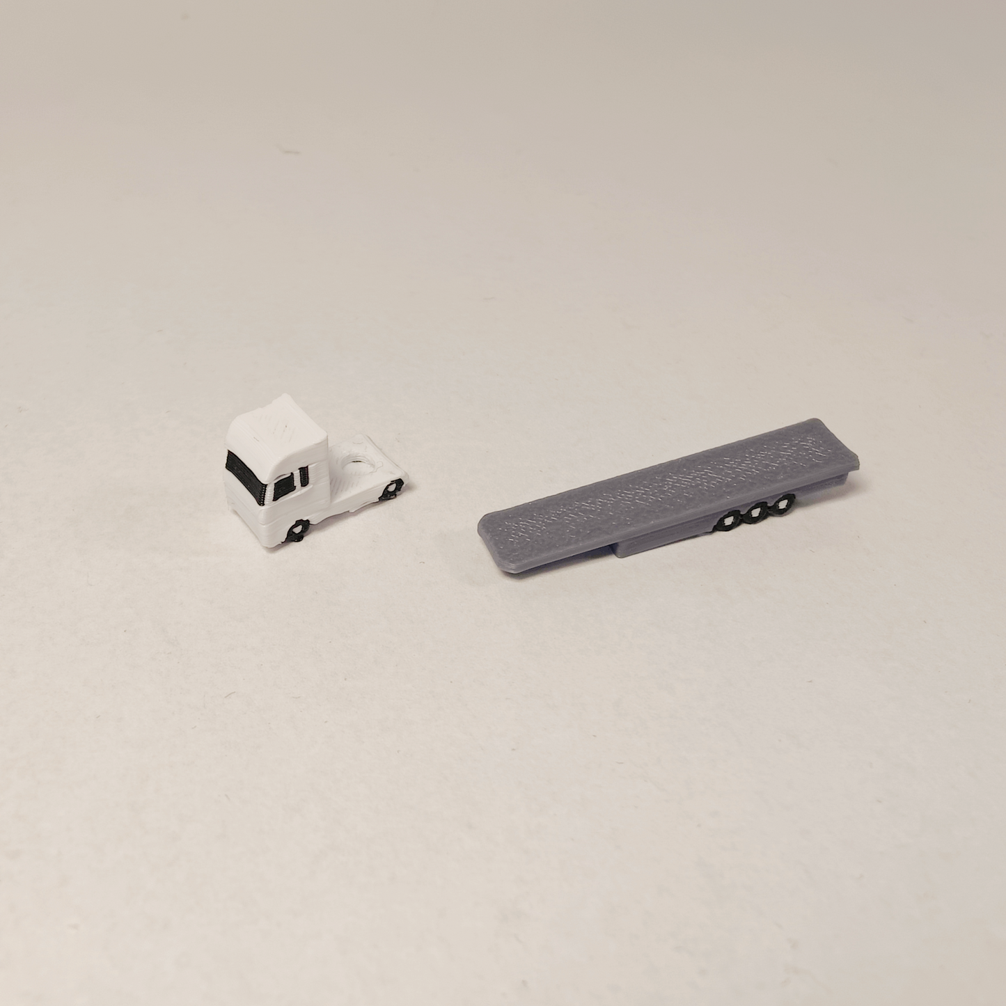 6x Articulated Flat Bed Truck/Lorry Airport GSE Vehicle 1:400 Scale Models