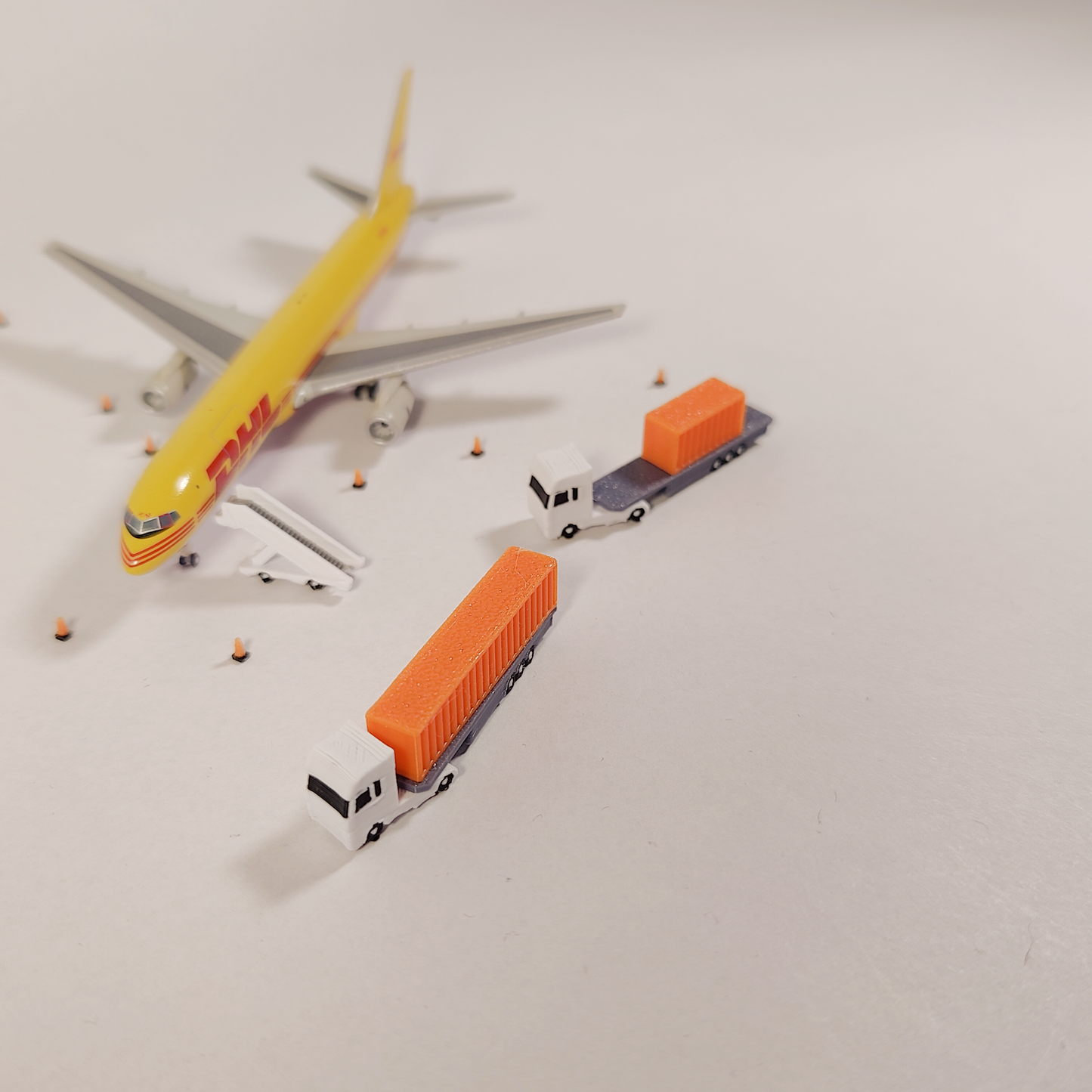 6x Orange Articulated Container Truck/Lorry Airport GSE Vehicle 1:400 Scale Models