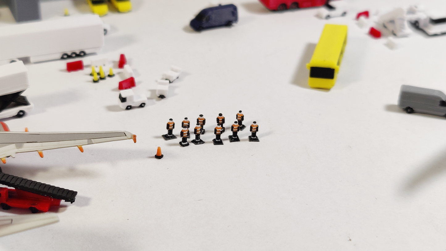 40x Airport Ground Crew/People Aircraft GSE Models 1:400 Scale Diorama