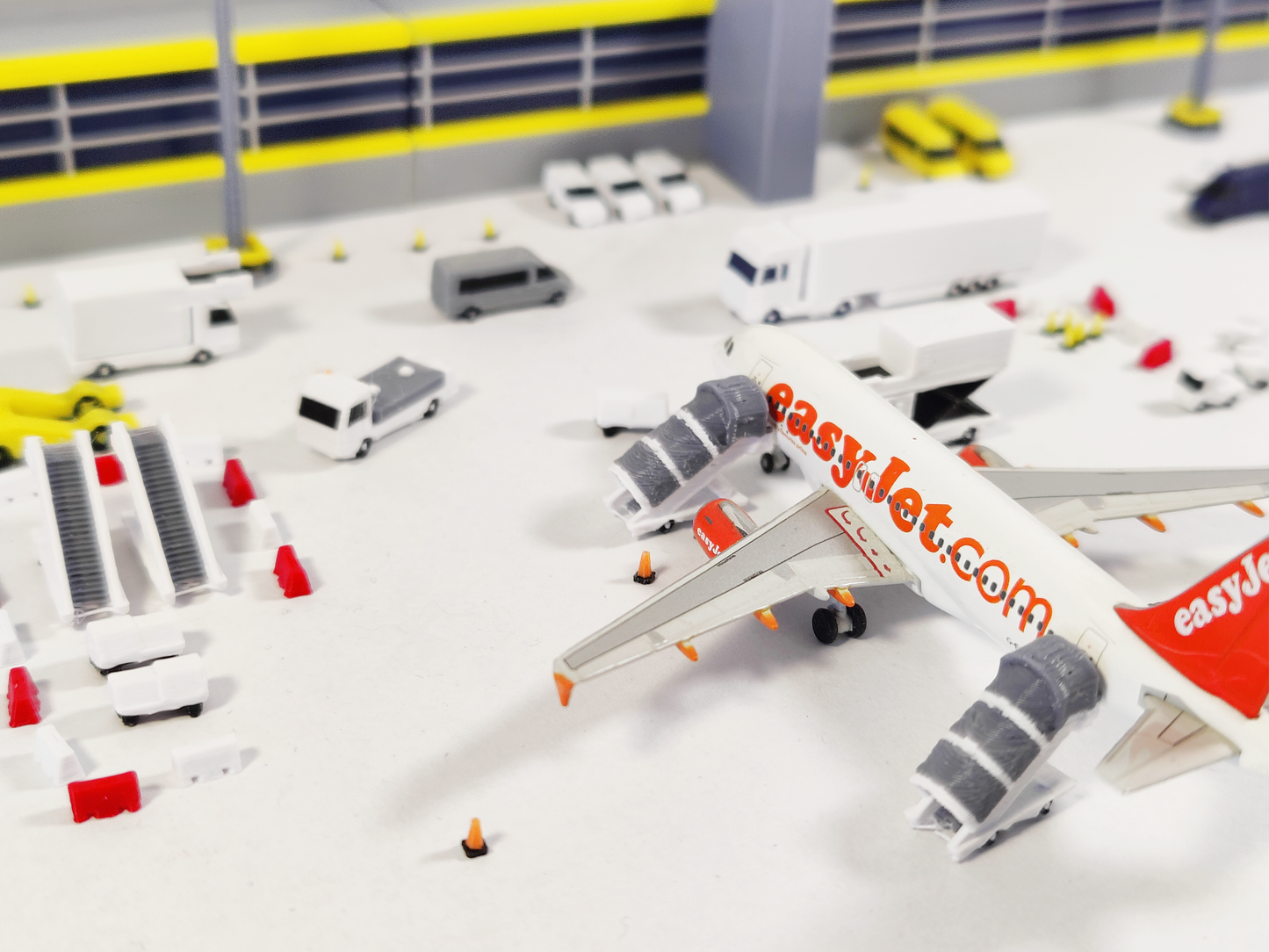 8x White Narrowbody COVERED AIRCRAFT STAIRS Airport GSE Models 1:400 Diorama