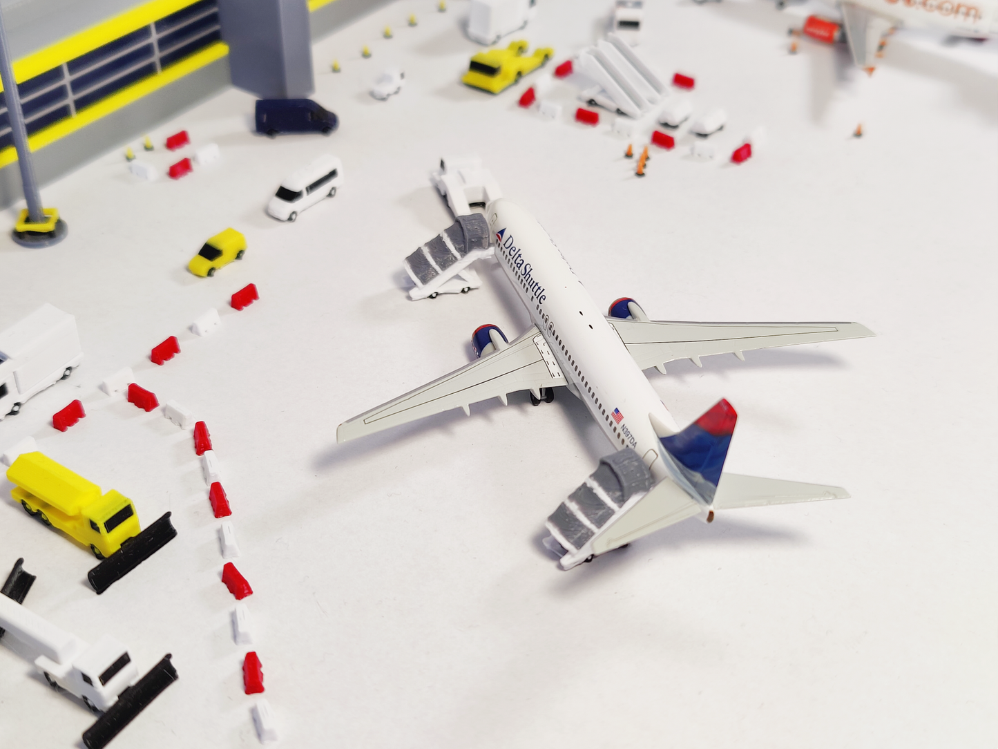 8x White Narrowbody COVERED AIRCRAFT STAIRS Airport GSE Models 1:400 Diorama
