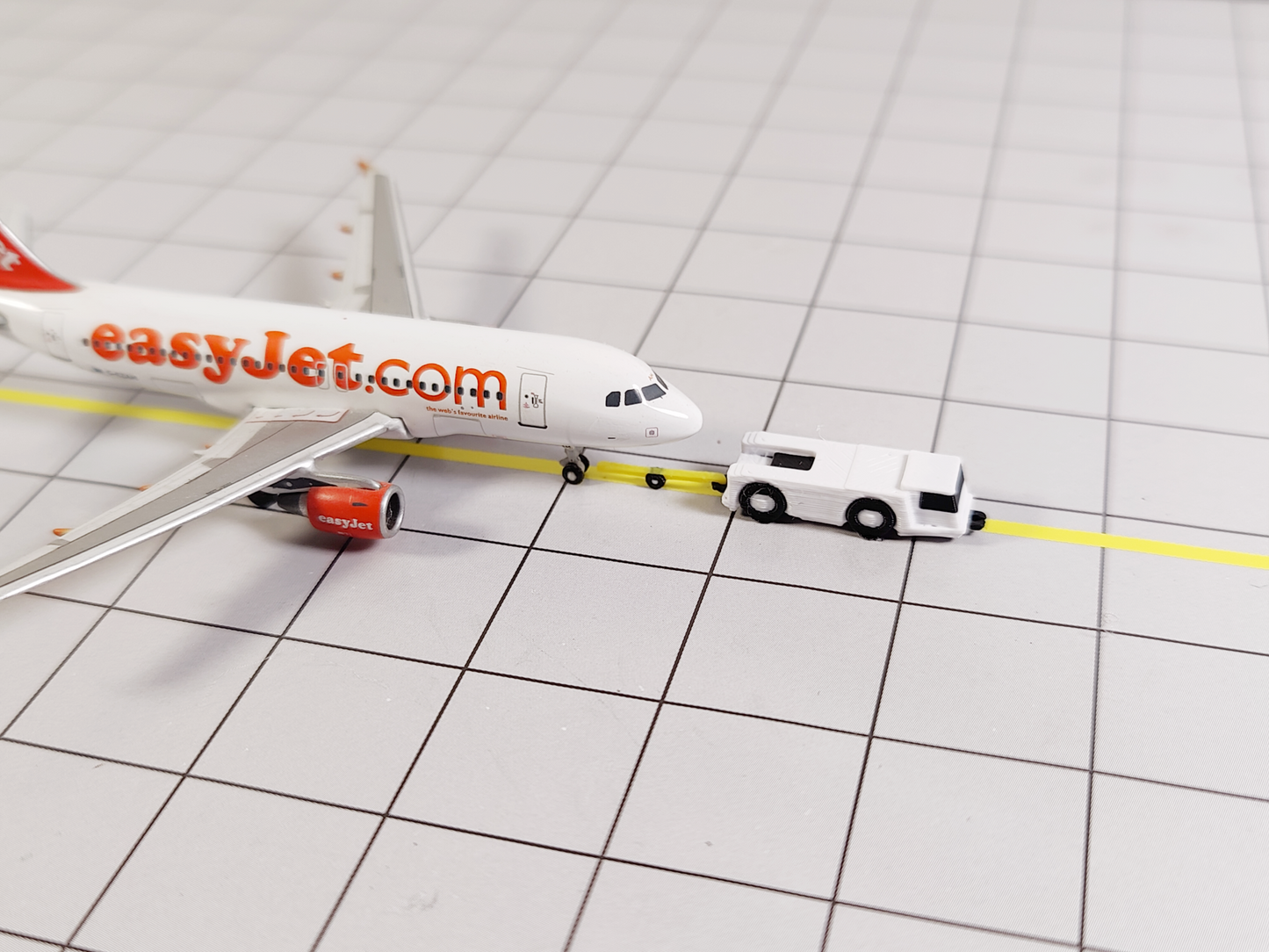 8x Aircraft Tugs/Tractors with Tow Bars Airport GSE Models 1:400 Diorama
