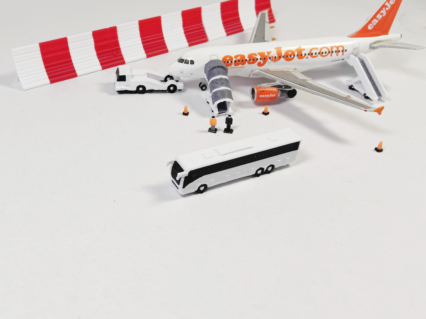 6x Twin Axle Coach/Buses Aircraft Airport GSE Set Models 1:400 Diorama