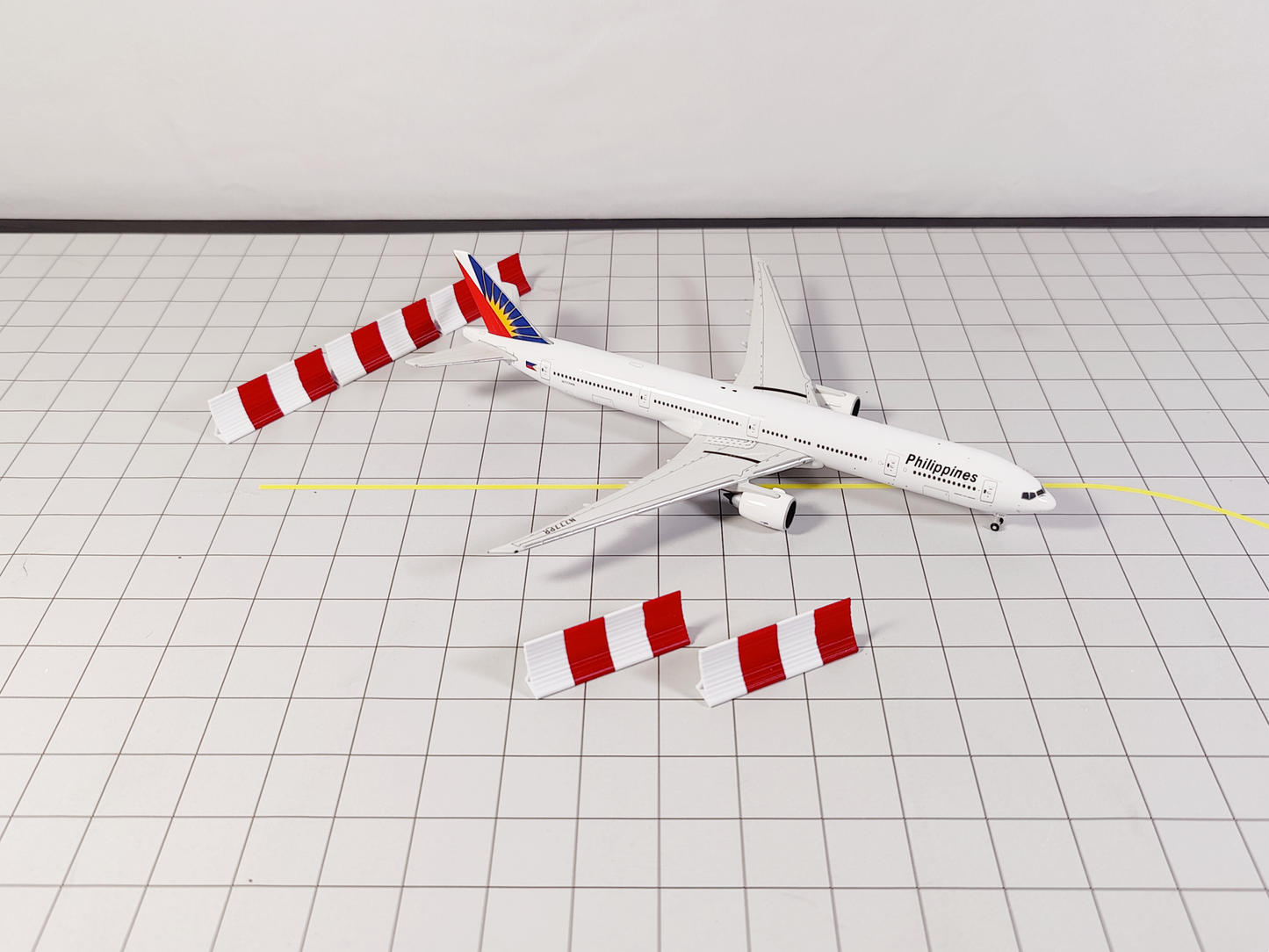20x Red & White AIRCRAFT JET BLAST FENCES Airport Taxiway Models 1:400 Scale
