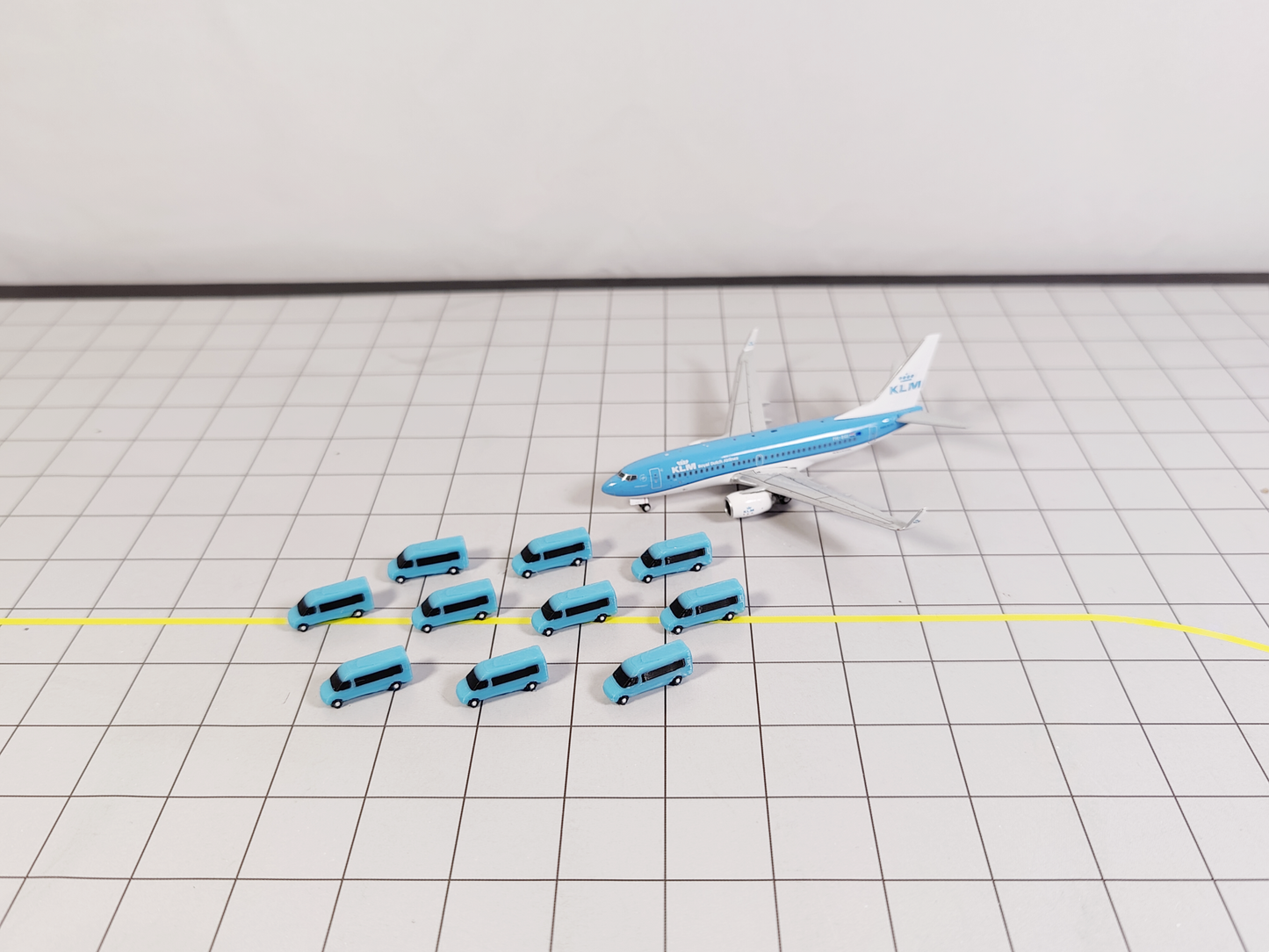 10x TUI Blue AIRPORT CREW MINIBUSES/VANS Aircraft Vehicles Models 1:400 Scale