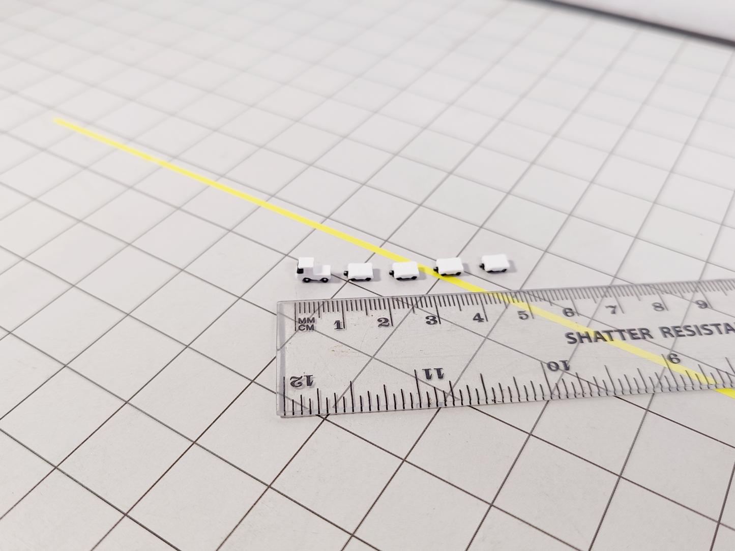 6x White DOLLY TUG & ULD/BAGGAGE TRAILERS Airport GSE Vehicle Models 1:400 Scale