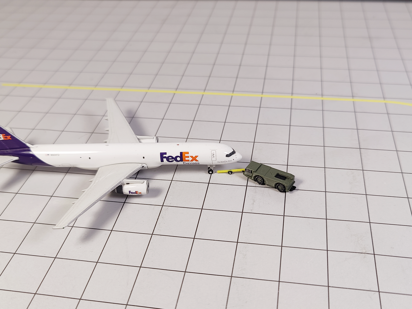 8x Military AIRCRAFT TUGS/TRACTORS + TOW BARS Airport GSE Models 1:400 Diorama