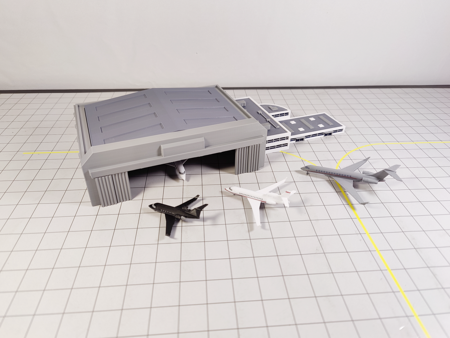 AIRPORT FBO Business Jet Terminal + Hangar Aircraft Building Diorama 1:400 Scale