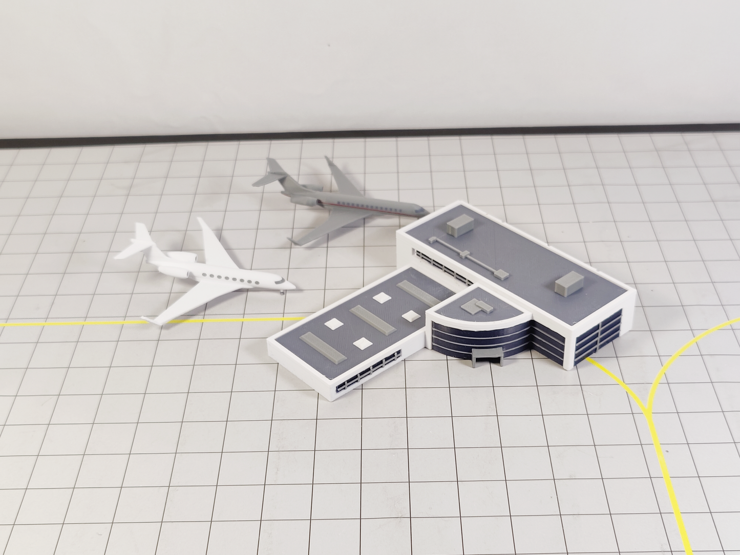 AIRPORT FBO Business Jet Terminal + Hangar Aircraft Building Diorama 1:400 Scale