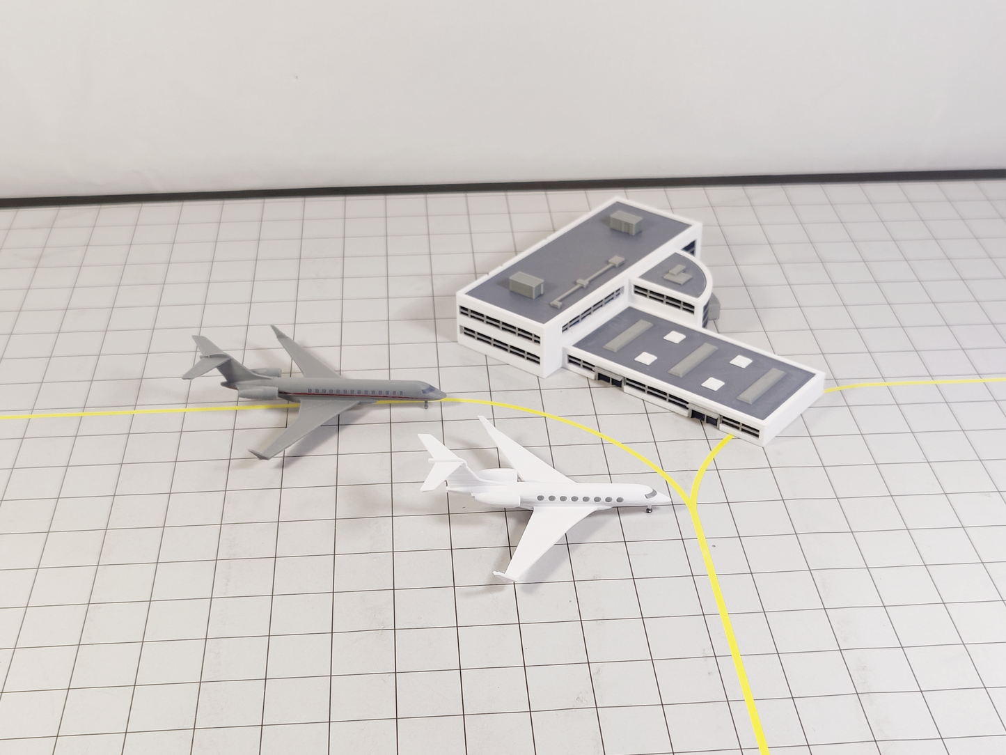 AIRPORT FBO Business Jet Terminal + Hangar Aircraft Building Diorama 1:400 Scale