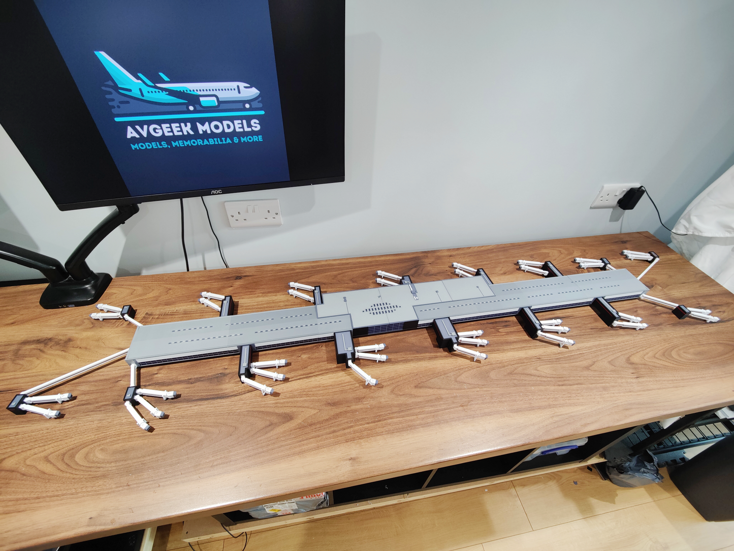 LONDON HEATHROW TERMINAL 2 PIER (T2B) 1:400 Scale Diorama Model Airport Building