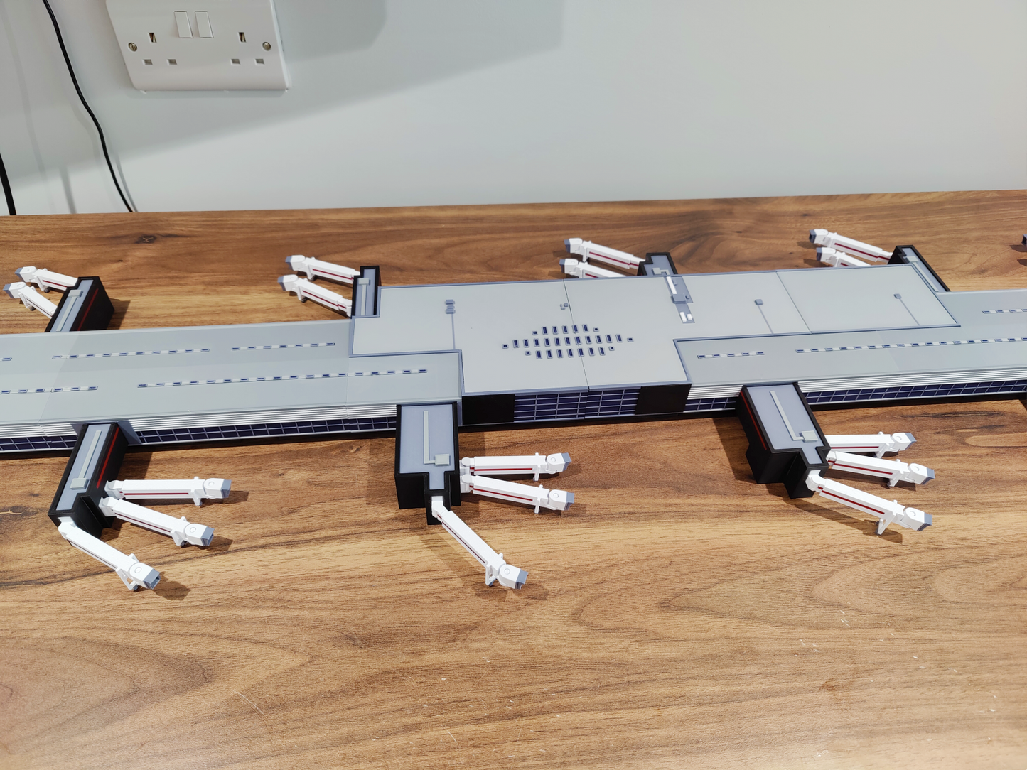 LONDON HEATHROW TERMINAL 2 PIER (T2B) 1:400 Scale Diorama Model Airport Building