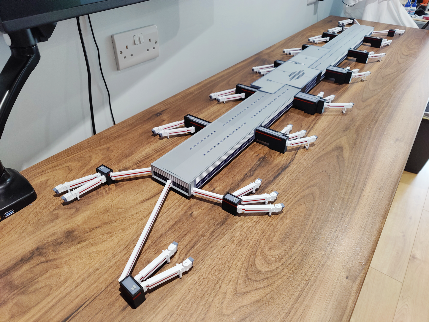 LONDON HEATHROW TERMINAL 2 PIER (T2B) 1:400 Scale Diorama Model Airport Building