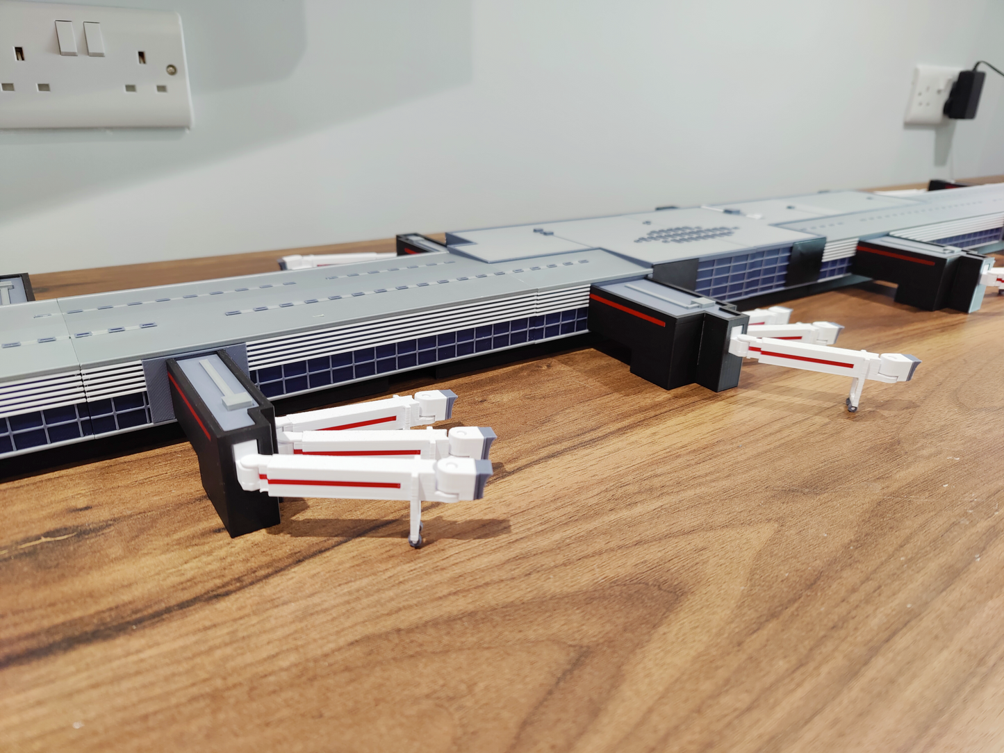 LONDON HEATHROW TERMINAL 2 PIER (T2B) 1:400 Scale Diorama Model Airport Building