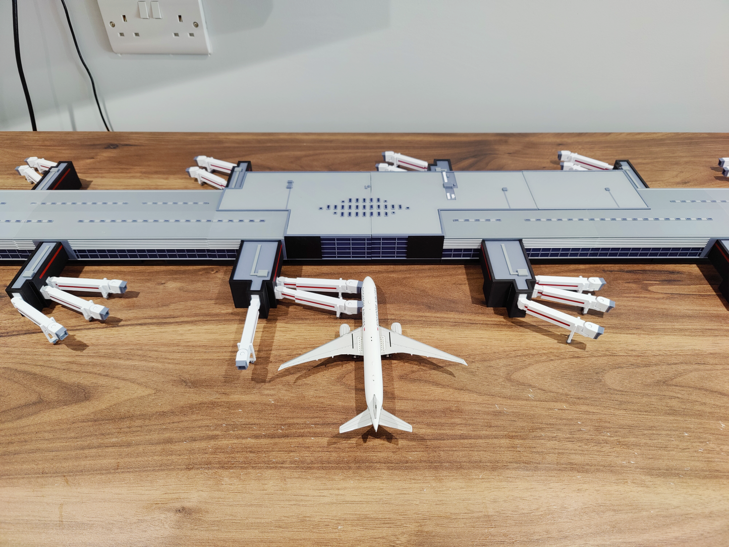 LONDON HEATHROW TERMINAL 2 PIER (T2B) 1:400 Scale Diorama Model Airport Building