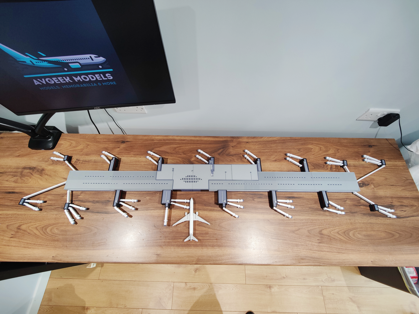 LONDON HEATHROW TERMINAL 2 PIER (T2B) 1:400 Scale Diorama Model Airport Building