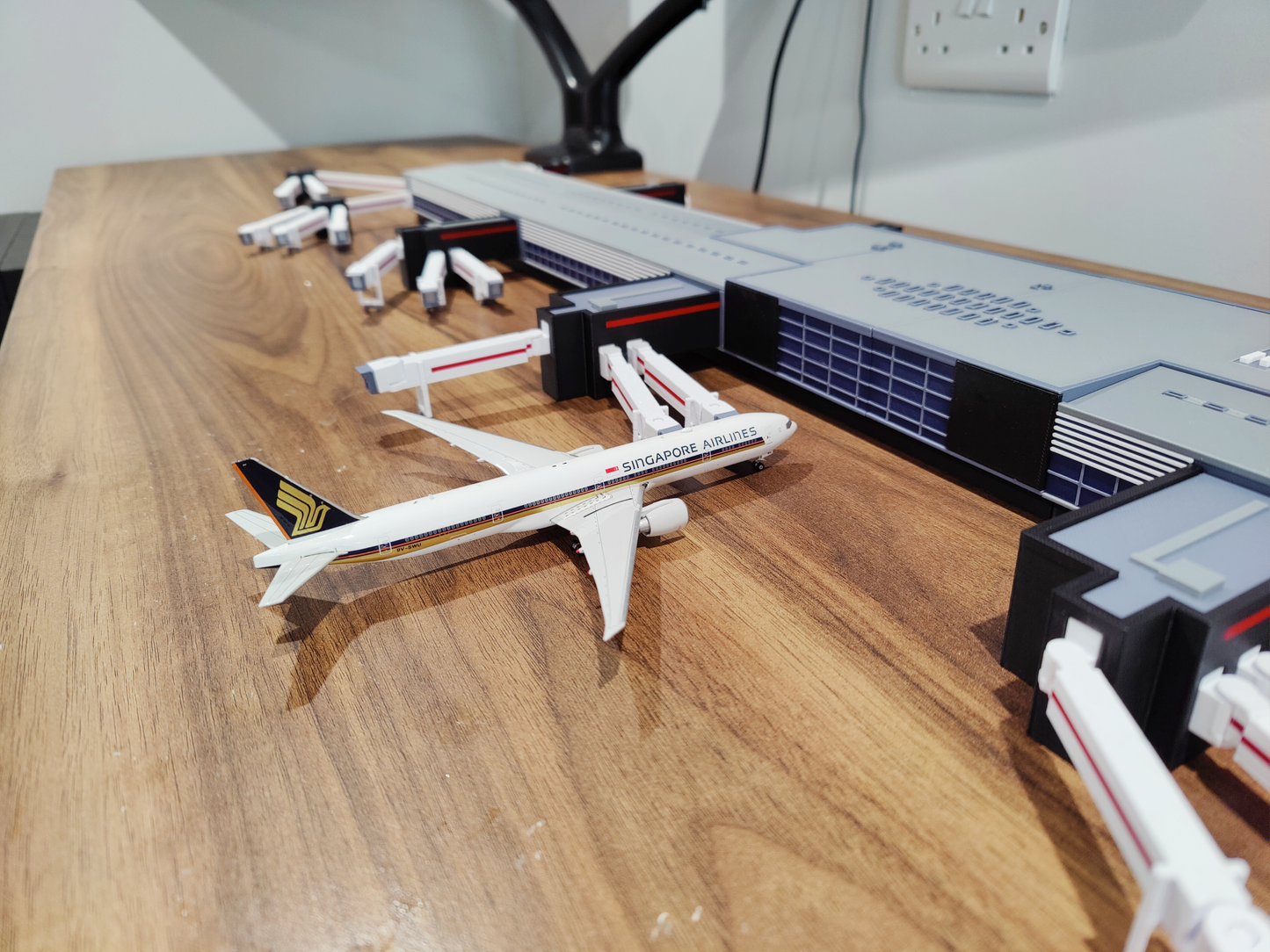 LONDON HEATHROW TERMINAL 2 PIER (T2B) 1:400 Scale Diorama Model Airport Building