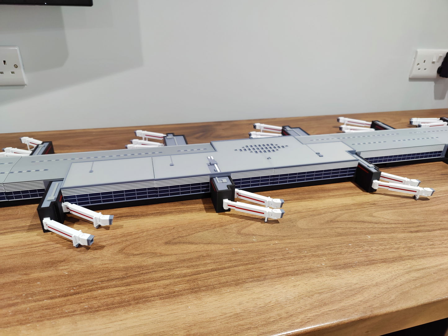 LONDON HEATHROW TERMINAL 2 PIER (T2B) 1:400 Scale Diorama Model Airport Building