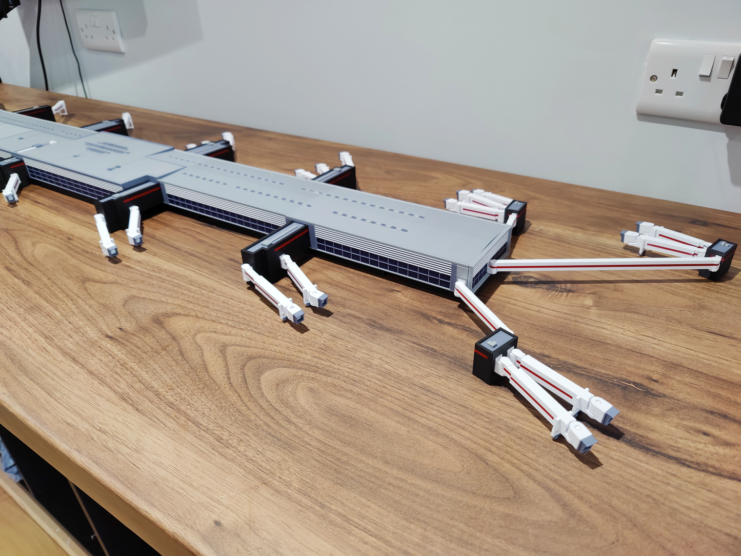 LONDON HEATHROW TERMINAL 2 PIER (T2B) 1:400 Scale Diorama Model Airport Building