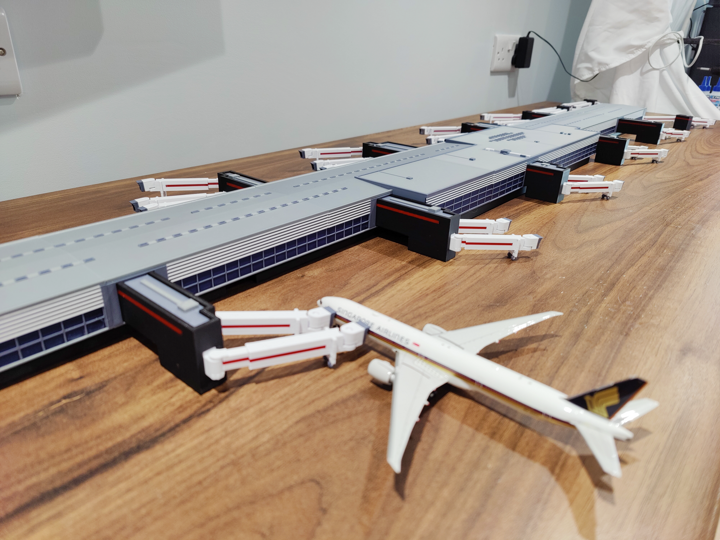 LONDON HEATHROW TERMINAL 2 PIER (T2B) 1:400 Scale Diorama Model Airport Building