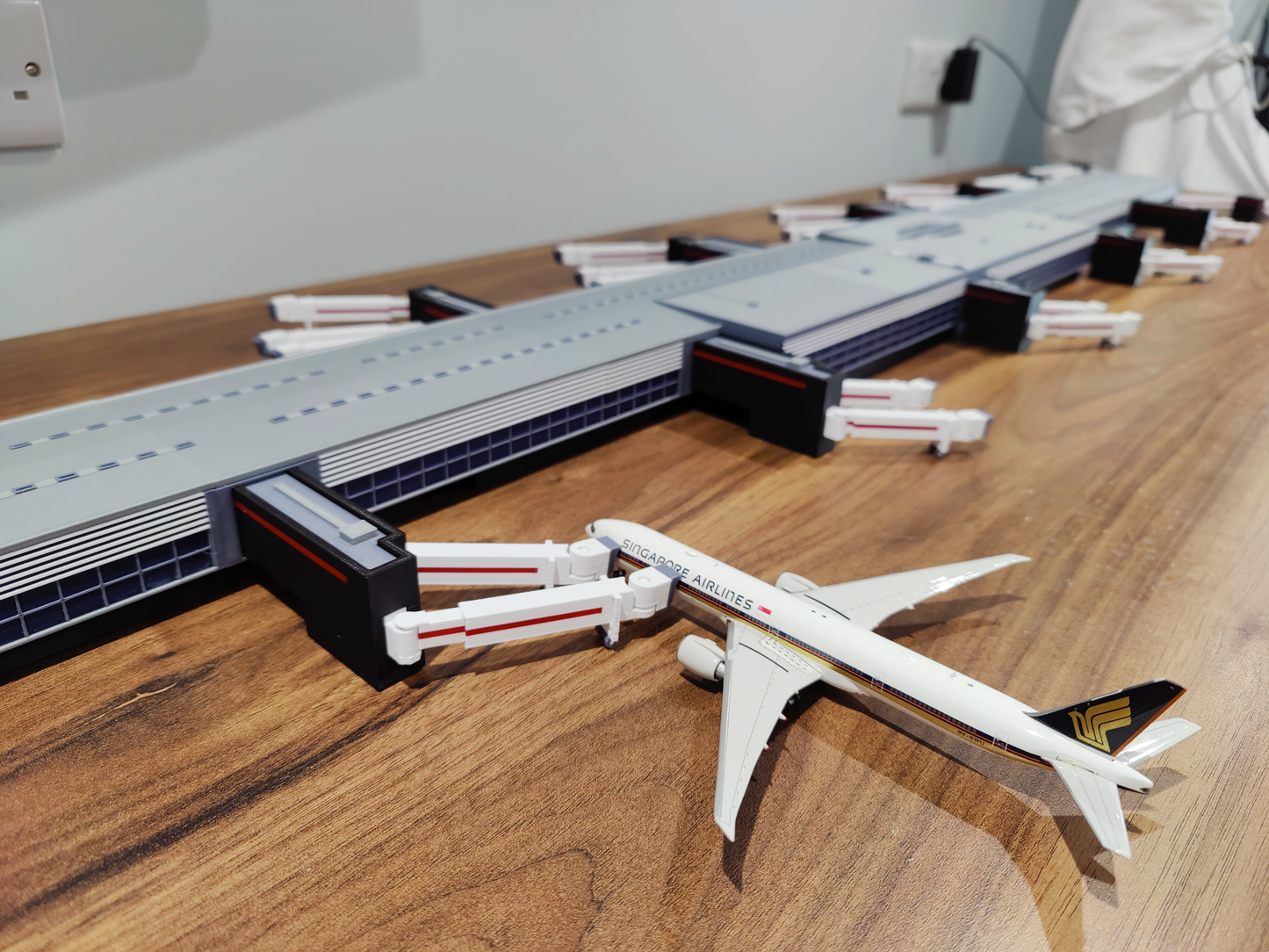LONDON HEATHROW TERMINAL 2 PIER (T2B) 1:400 Scale Diorama Model Airport Building