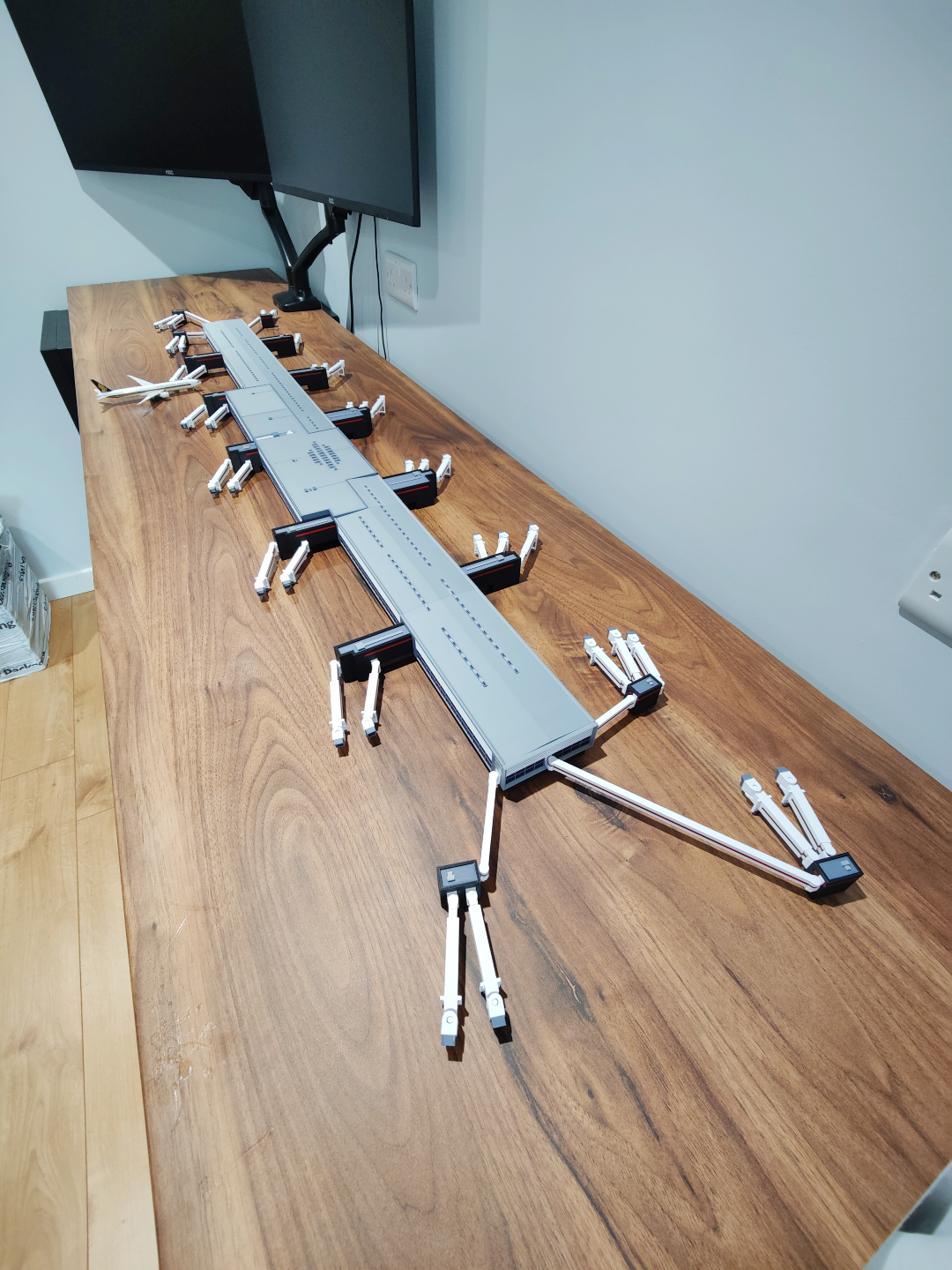 LONDON HEATHROW TERMINAL 2 PIER (T2B) 1:400 Scale Diorama Model Airport Building