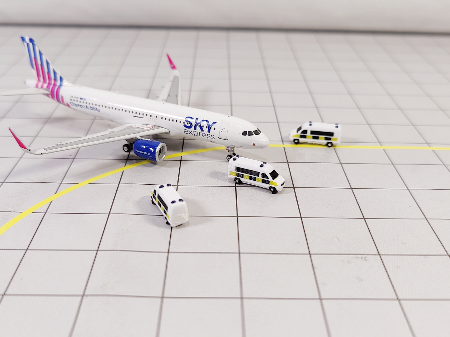 10x POLICE VANS/MINIBUS Emergency Airport GSE 1:400 Scale Diorama Vehicles