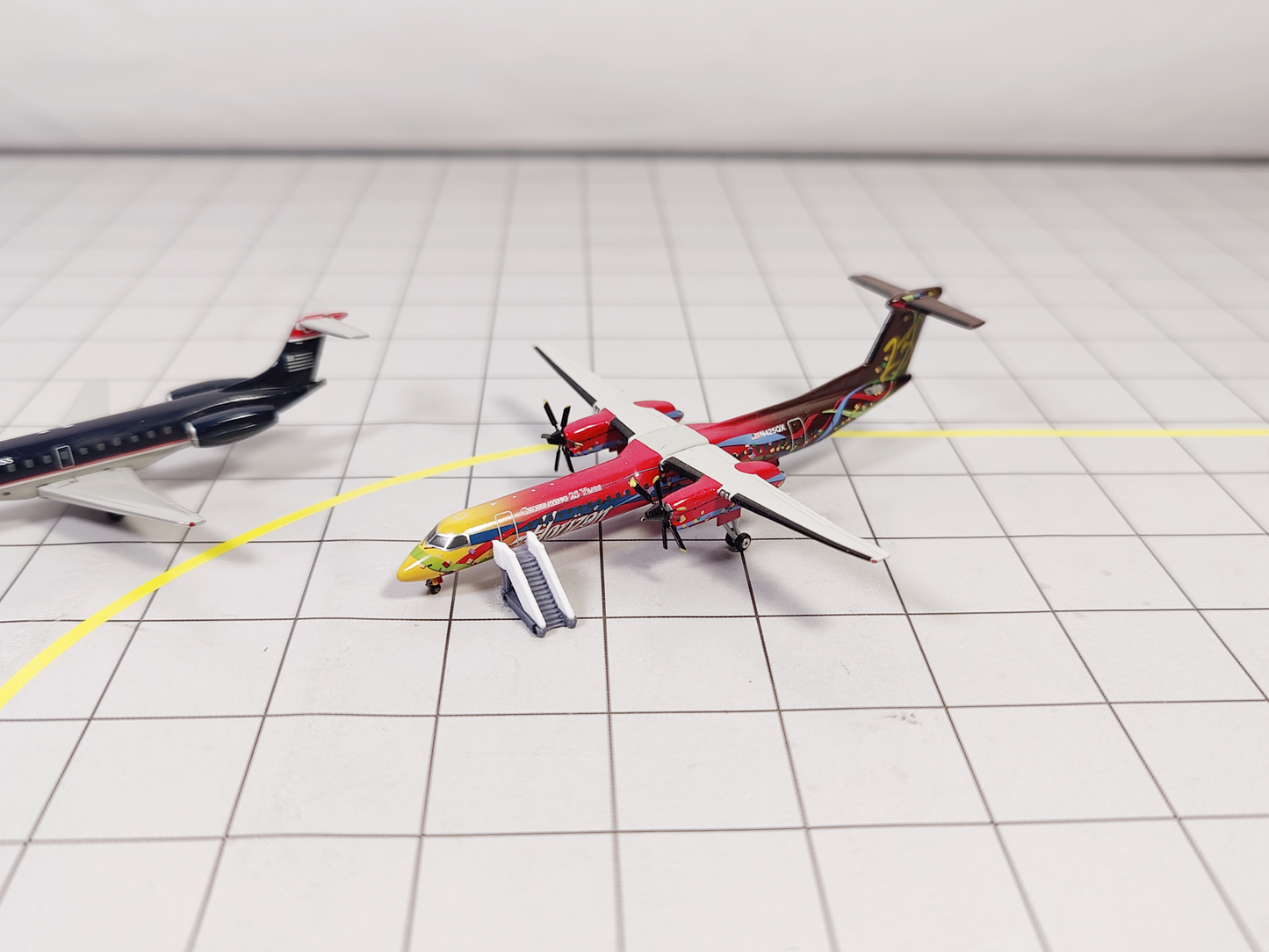 10x White REGIONAL AIRCRAFT STAIRS Airport GSE Vehicles 1:400 Scale Diorama