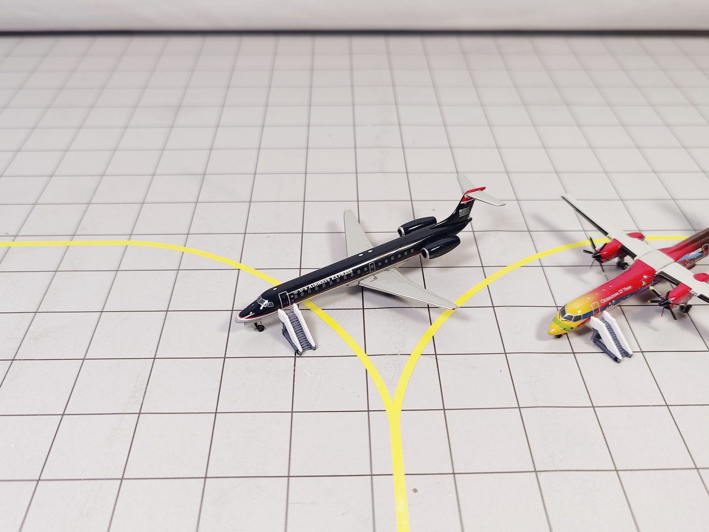 10x White REGIONAL AIRCRAFT STAIRS Airport GSE Vehicles 1:400 Scale Diorama