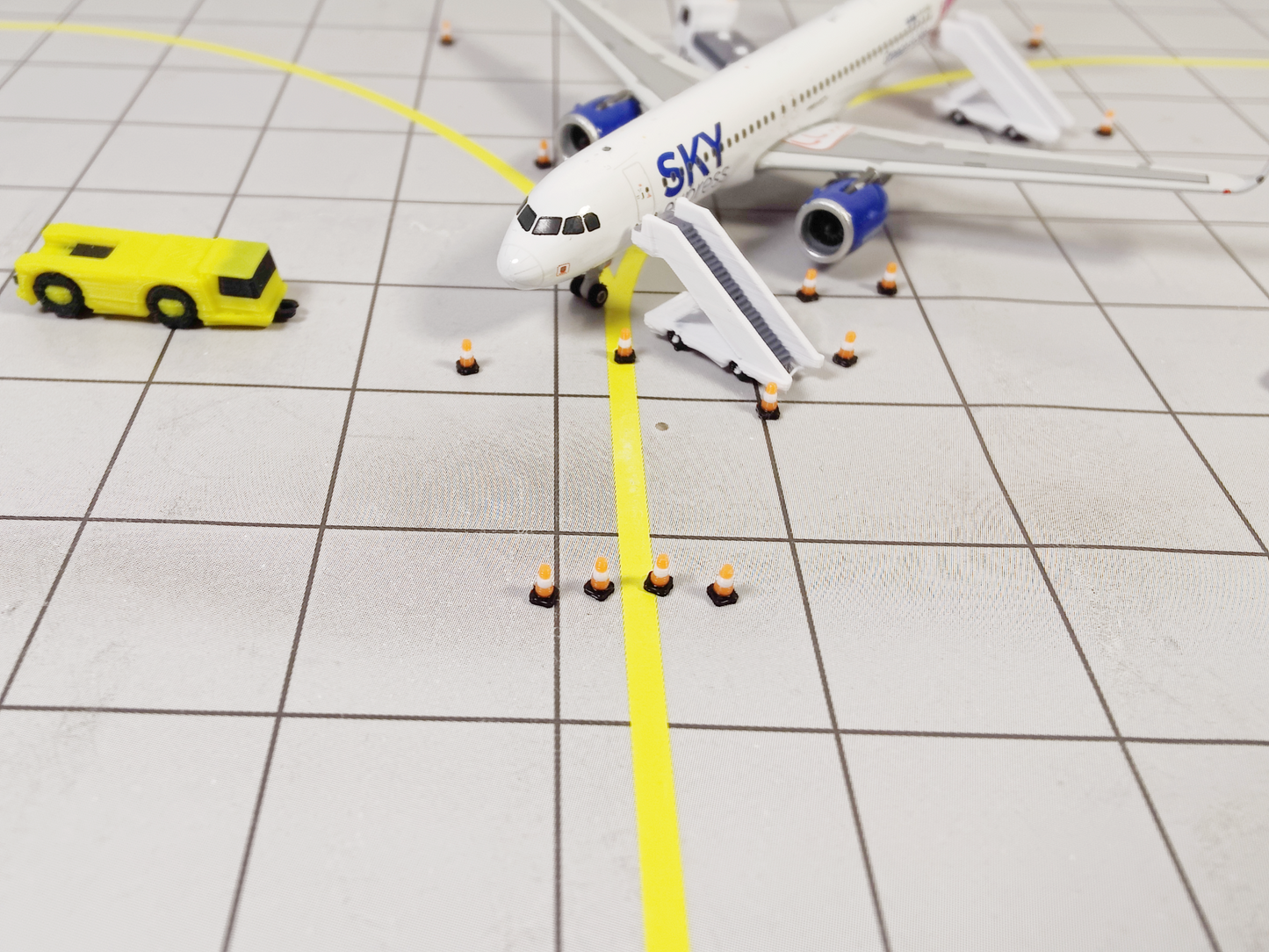 100x Orange/White TRAFFIC CONES Airport Stand GSE Models 1:400 Scale Diorama