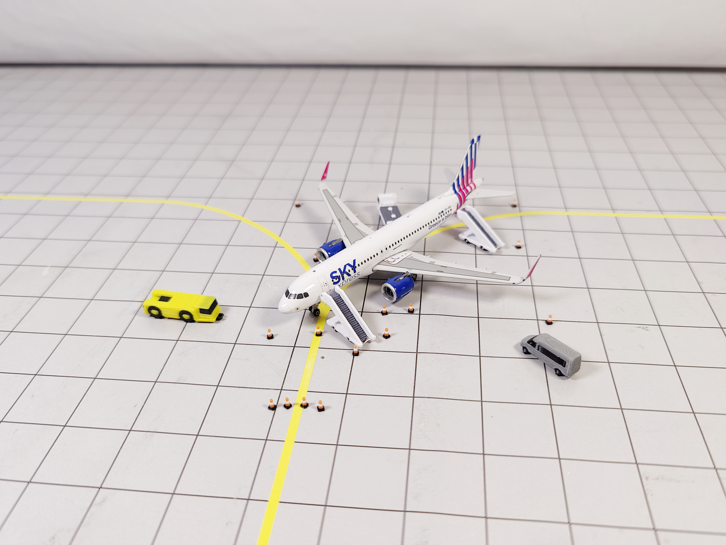 100x Orange/White TRAFFIC CONES Airport Stand GSE Models 1:400 Scale Diorama