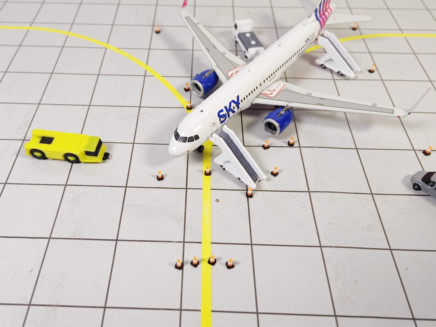 100x Orange/White TRAFFIC CONES Airport Stand GSE Models 1:400 Scale Diorama